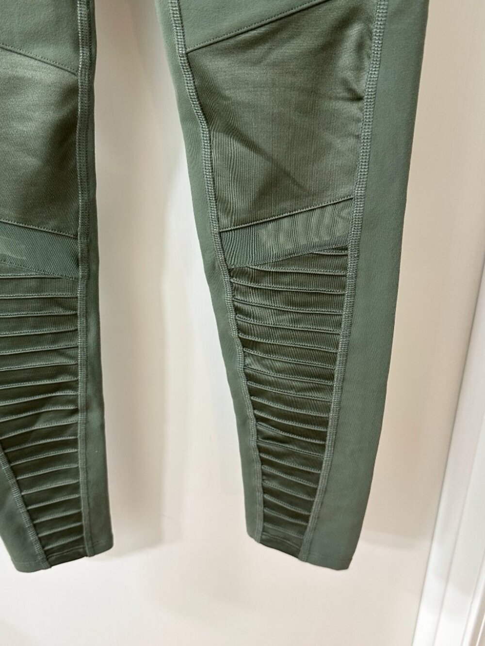 Alo Yoga High Waist Moto Legging, Hunter Olive Green, Size Small - Picture 9 of 9